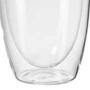 Nahaufnahme eines doppelwandigen Bechers aus Glas, seitliche Perspektive