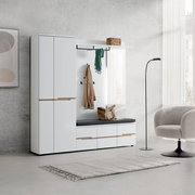 Moderner Garderobenschrank in Weiß mit Holzgriffen, Sitzbank und Haken, seitliche Perspektive