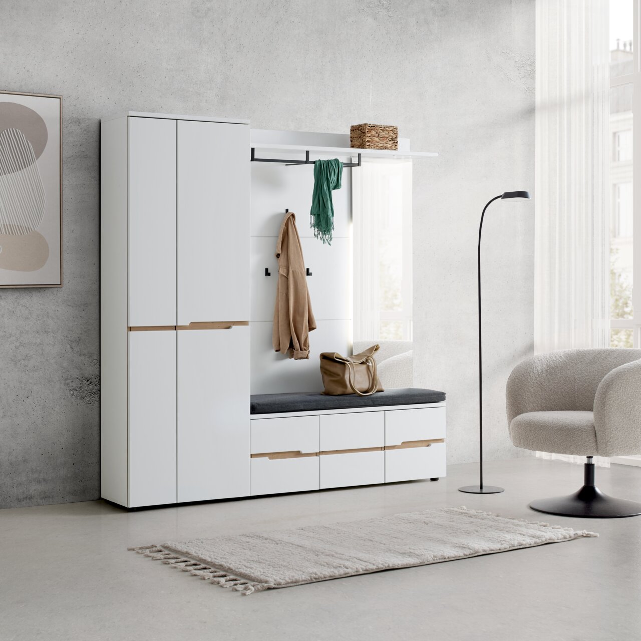 Moderner Garderobenschrank in Weiß mit Holzgriffen, Sitzbank und Haken, seitliche Perspektive