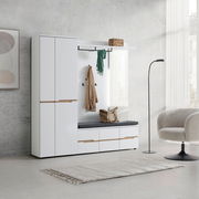 Moderner Garderobenschrank in Weiß mit Holzgriffen, Sitzbank und Haken, seitliche Perspektive