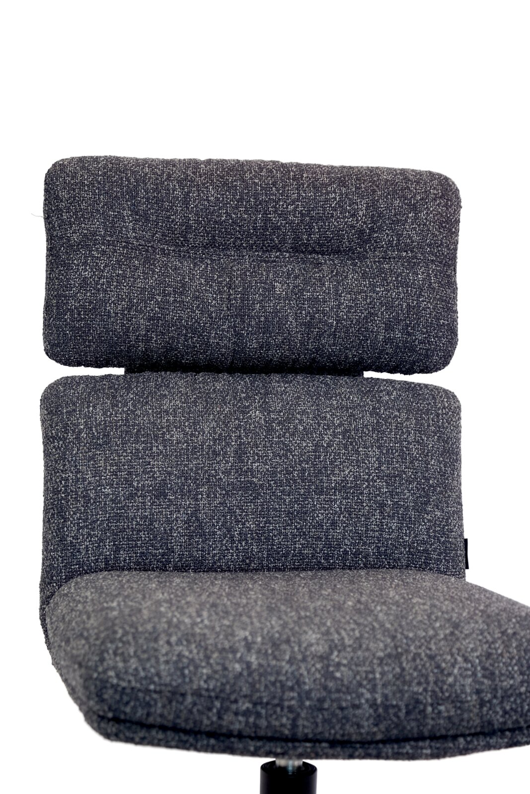 Grauer, gepolsterter Stuhl mit Rückenlehne, Vorderansicht