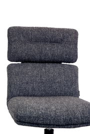 Grauer, gepolsterter Stuhl mit Rückenlehne, Vorderansicht