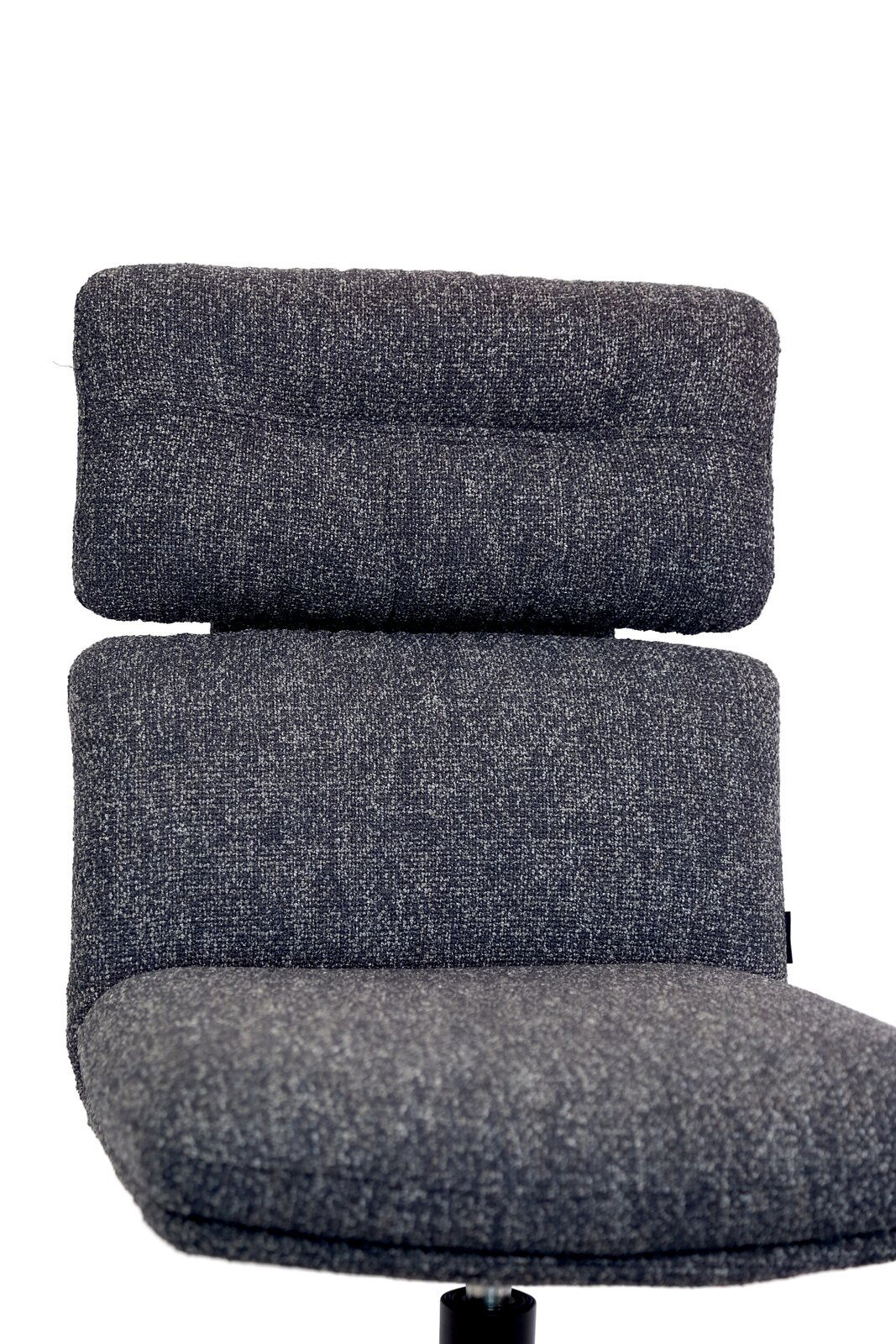 Grauer, gepolsterter Stuhl mit Rückenlehne, Vorderansicht