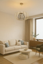 Moderne Pendelleuchte in einem stilvollen Wohnzimmer, aus der Perspektive von unten betrachtet.