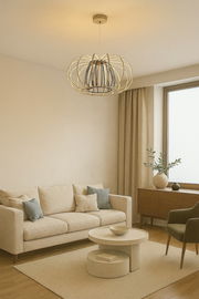 Moderne Pendelleuchte in einem stilvollen Wohnzimmer, aus der Perspektive von unten betrachtet.