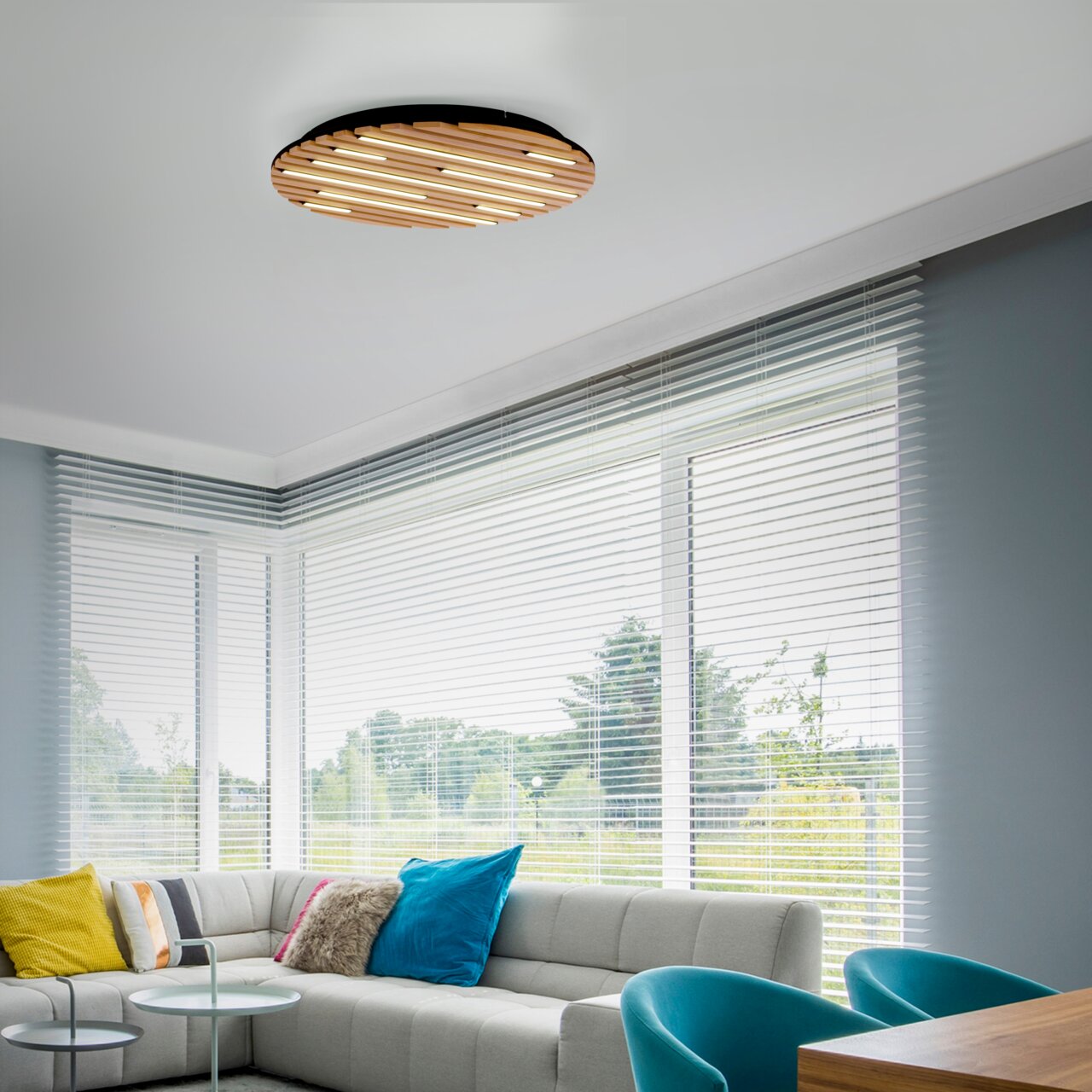 Moderne Wand- und Deckenleuchte Q-AKUSTIK von Paul Neuhaus in einem stilvollen Wohnzimmer, Deckenansicht.