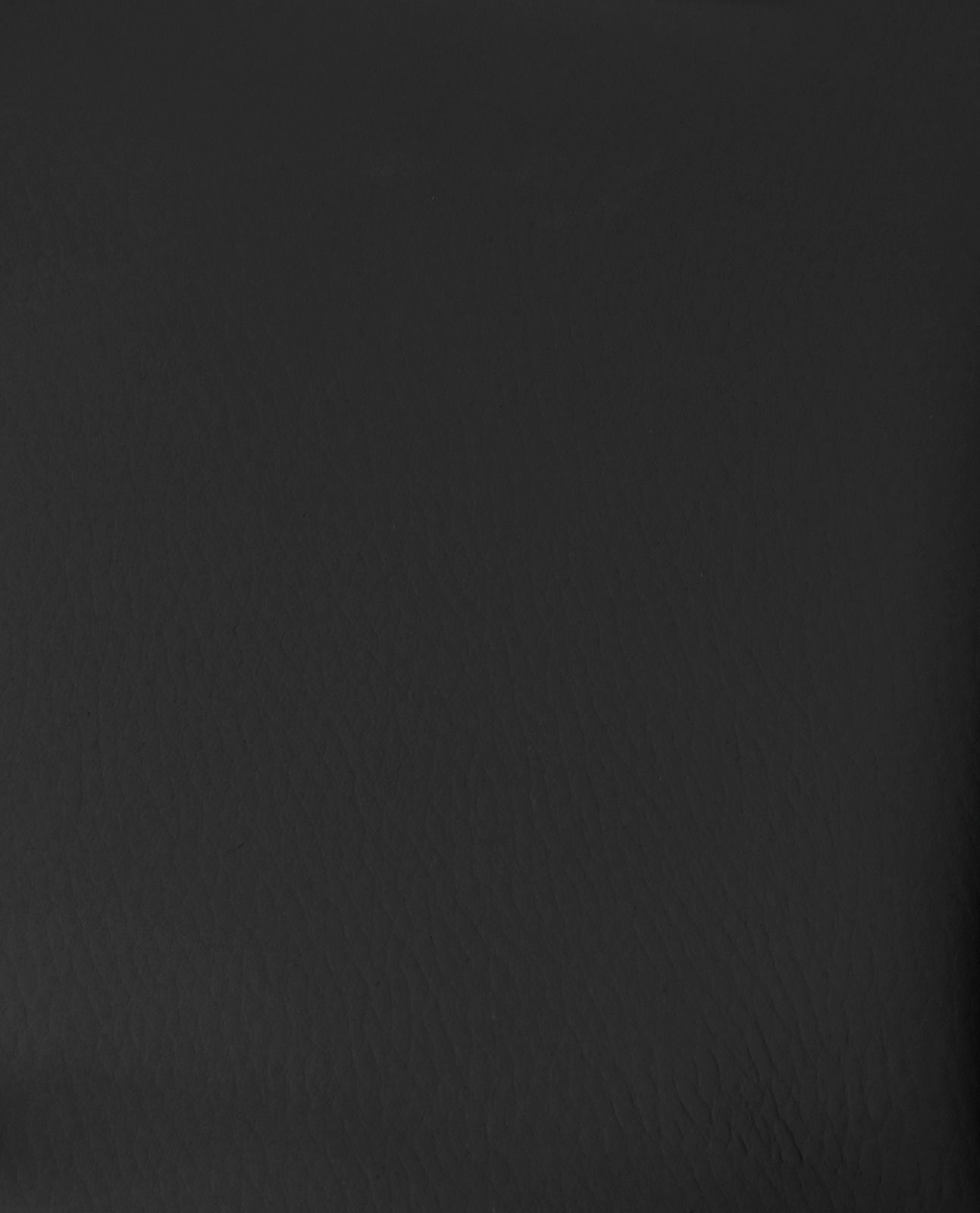 Nahaufnahme einer schwarzen Lederoberfläche, möglicherweise Teil eines Barstuhls.