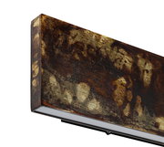 Nahaufnahme einer LED-Wandleuchte mit rostigem, antikem Finish und rechteckiger Form.