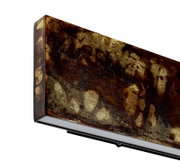 Nahaufnahme einer LED-Wandleuchte mit rostigem, antikem Finish und rechteckiger Form.