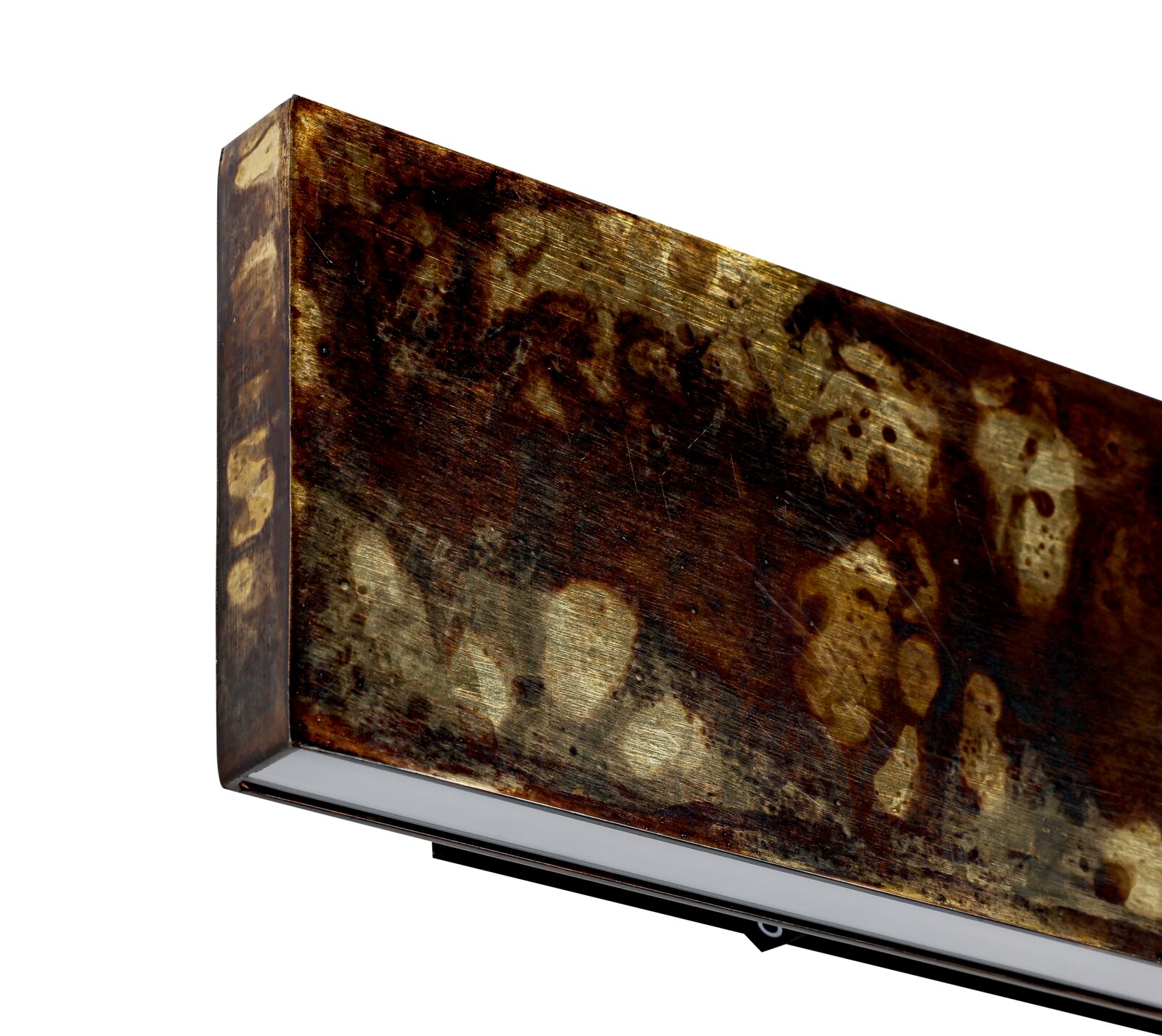 Nahaufnahme einer LED-Wandleuchte mit rostigem, antikem Finish und rechteckiger Form.