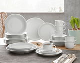 Kombiservice Trend weiß 30-tlg, bestehend aus Tellern, Tassen und Untertassen, auf einem Tisch arrangiert, seitliche Perspektive