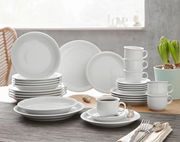 Kombiservice Trend weiß 30-tlg, bestehend aus Tellern, Tassen und Untertassen, auf einem Tisch arrangiert, seitliche Perspektive