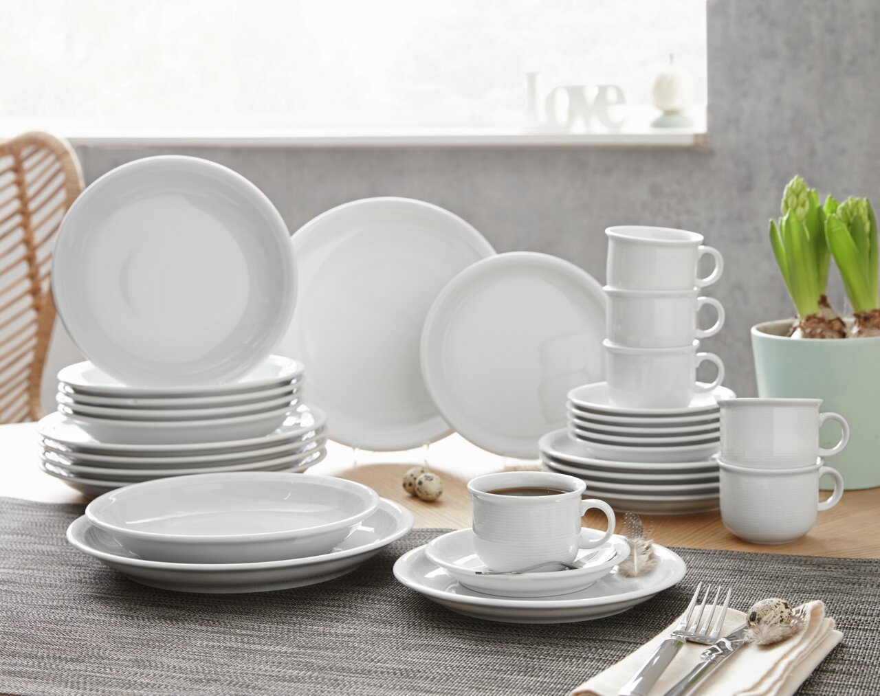Kombiservice Trend weiß 30-tlg, bestehend aus Tellern, Tassen und Untertassen, auf einem Tisch arrangiert, seitliche Perspektive