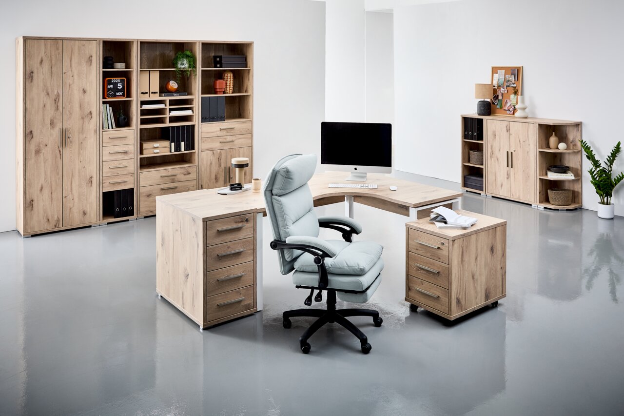 Moderner Chefsessel in einem stilvollen Büro mit Holzschränken und Schreibtisch, seitliche Perspektive