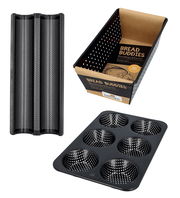 Drei verschiedene Brotbackformen aus perforiertem Metall, darunter eine Baguetteform, eine Kastenform und eine Muffinform, aus der Vogelperspektive fotografiert.