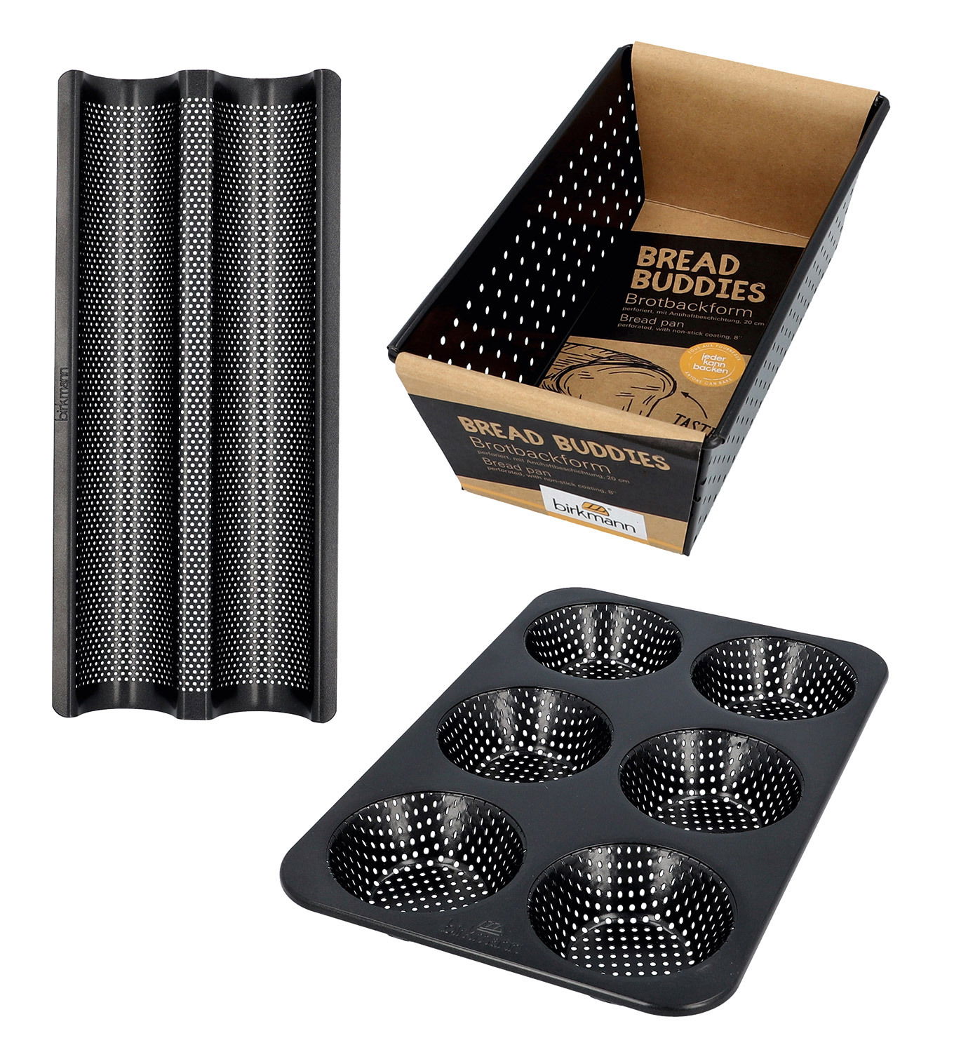 Drei verschiedene Brotbackformen aus perforiertem Metall, darunter eine Baguetteform, eine Kastenform und eine Muffinform, aus der Vogelperspektive fotografiert.