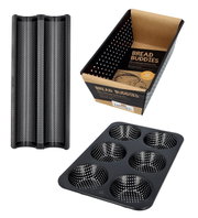 Drei verschiedene Brotbackformen aus perforiertem Metall, darunter eine Baguetteform, eine Kastenform und eine Muffinform, aus der Vogelperspektive fotografiert.