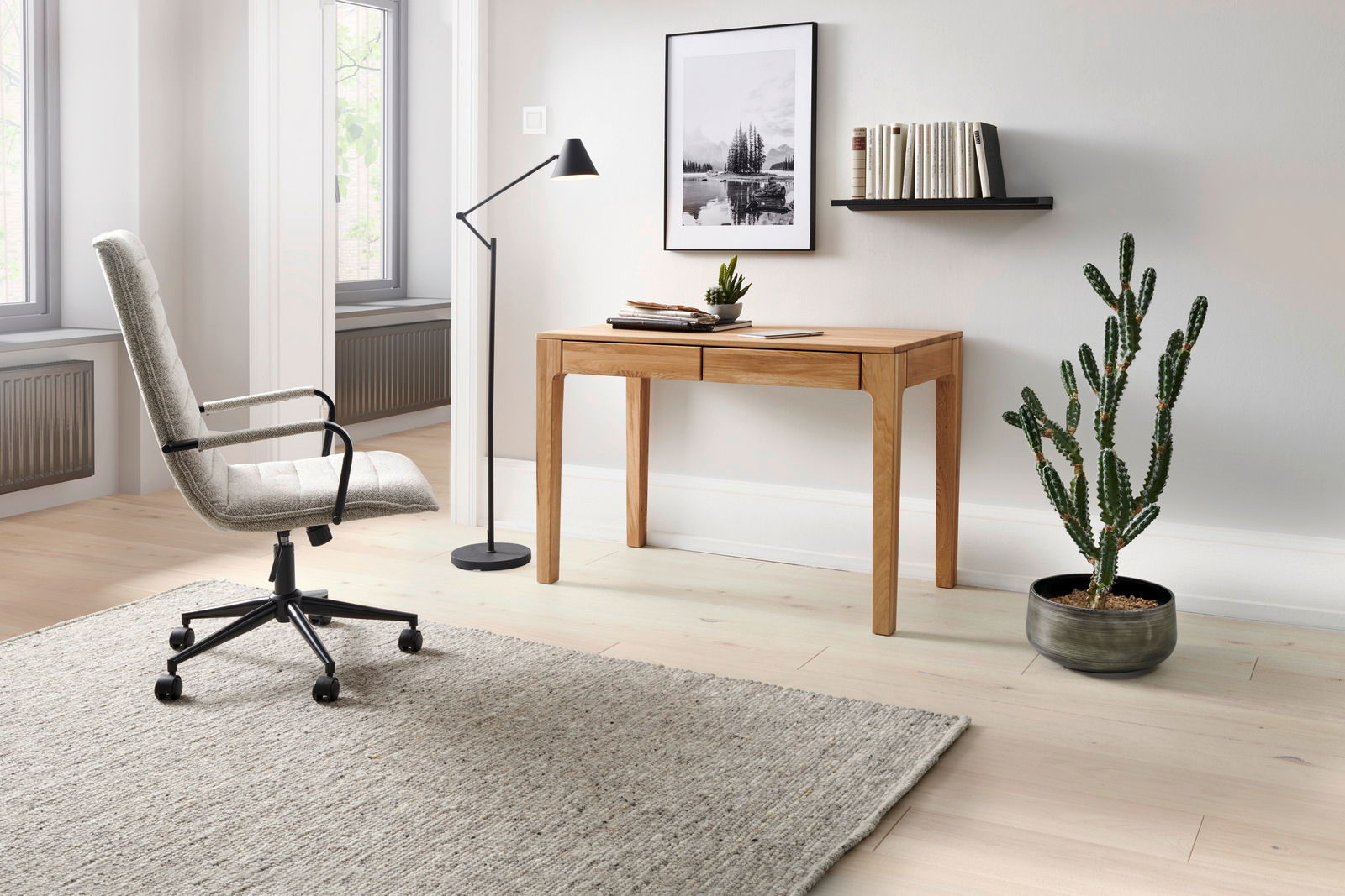 Moderner Drehstuhl in einem stilvollen, hellen Raum mit Schreibtisch, Stehlampe und Kaktus, seitliche Perspektive.