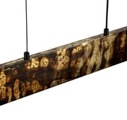 Close-up van een LED-hanglamp met een rustiek, gedessineerd ontwerp in bruine en gouden tinten, gezien vanaf de zijkant.