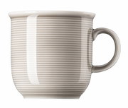 Großer Becher mit Henkel in Moon Grey, seitliche Ansicht