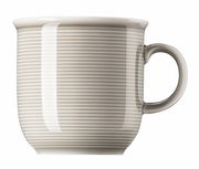 Großer Becher mit Henkel in Moon Grey, seitliche Ansicht