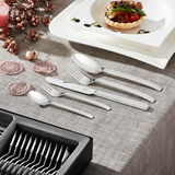 Elegantes Besteckset Wellington 60-tlg. auf einem gedeckten Tisch, seitliche Perspektive