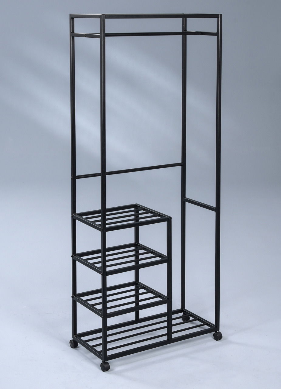 Schwarzer Garderobenwagen aus Metall mit mehreren Regalböden und Rollen, seitliche Perspektive