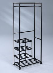 Schwarzer Garderobenwagen aus Metall mit mehreren Regalböden und Rollen, seitliche Perspektive