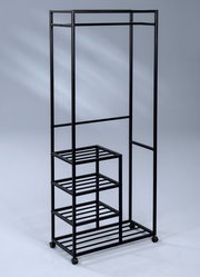 Schwarzer Garderobenwagen aus Metall mit mehreren Regalböden und Rollen, seitliche Perspektive