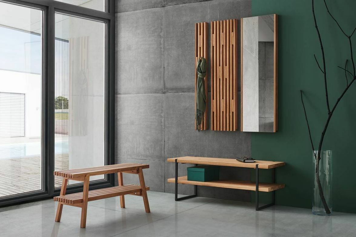 Linea Natura Garderobenpaneel breit STUDIO LINE Moderne Garderobeneinrichtung mit Holzbank, schmalem Garderobenpaneel und Spiegel, seitliche Perspektive