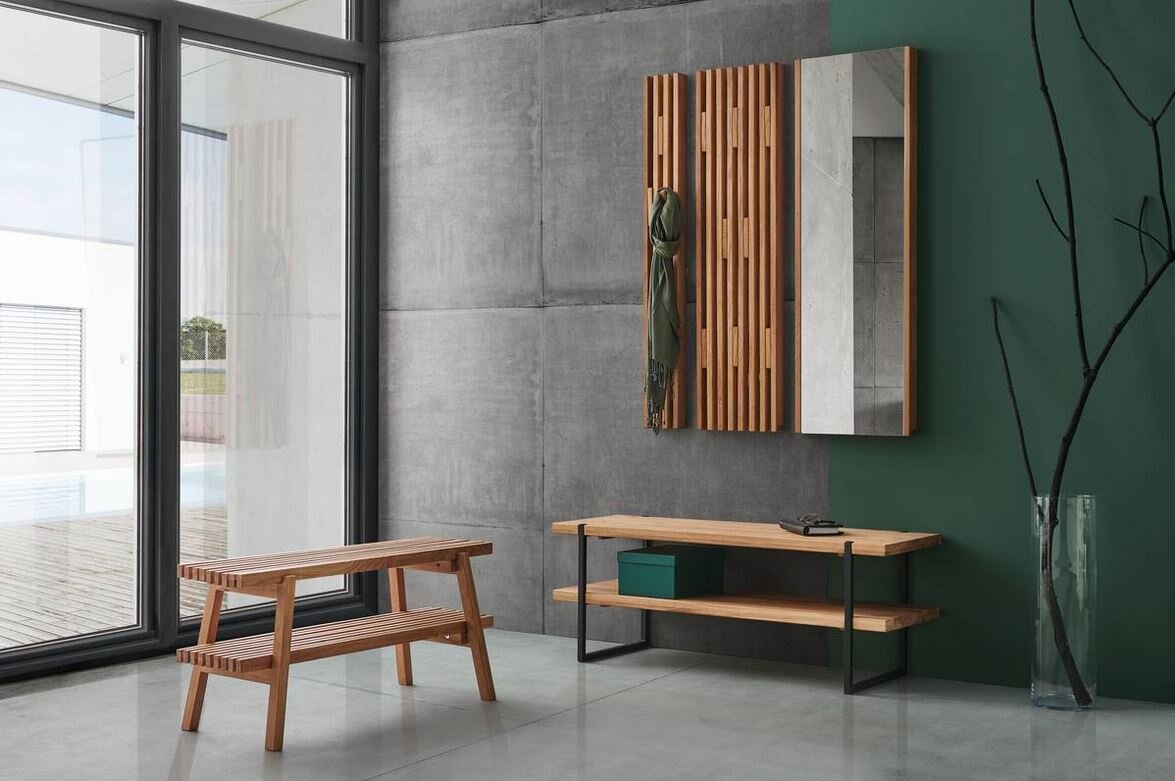 Linea Natura Spiegel STUDIO LINE Moderne Garderobeneinrichtung mit Holzbank, schmalem Garderobenpaneel und Spiegel, seitliche Perspektive