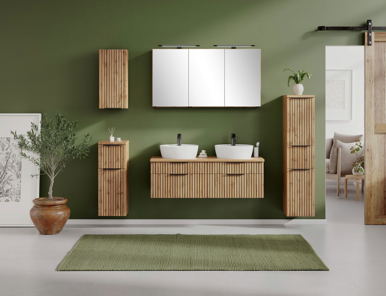 Moderner Spiegelschrank 120 cm in einem stilvollen Badezimmer mit grüner Wand und Holzverkleidung, Frontalansicht