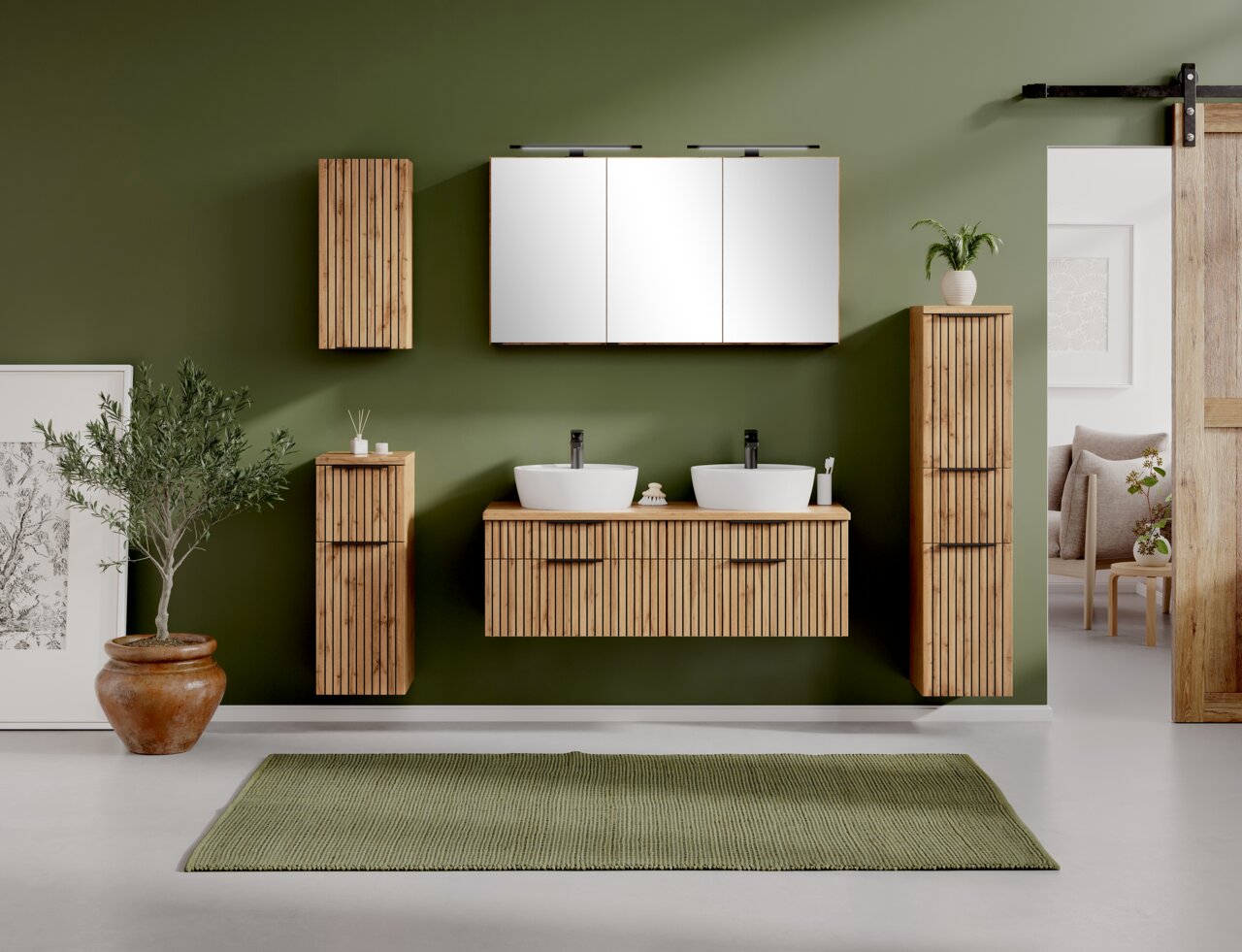 Moderner Spiegelschrank 120 cm in einem stilvollen Badezimmer mit grüner Wand und Holzverkleidung, Frontalansicht