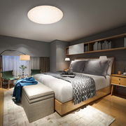 Moderne LED-Deckenleuchte in einem stilvollen Schlafzimmer, von unten betrachtet.