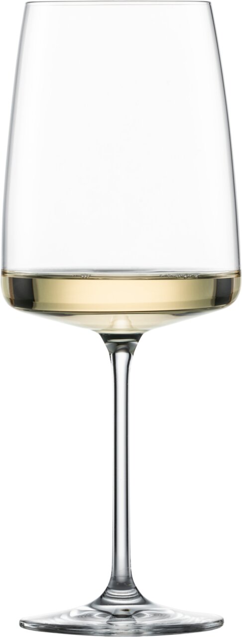 Weinglas kraftvoll & würzig, gefüllt mit Weißwein, in Frontalansicht.