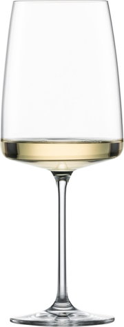 Weinglas kraftvoll & würzig, gefüllt mit Weißwein, in Frontalansicht.