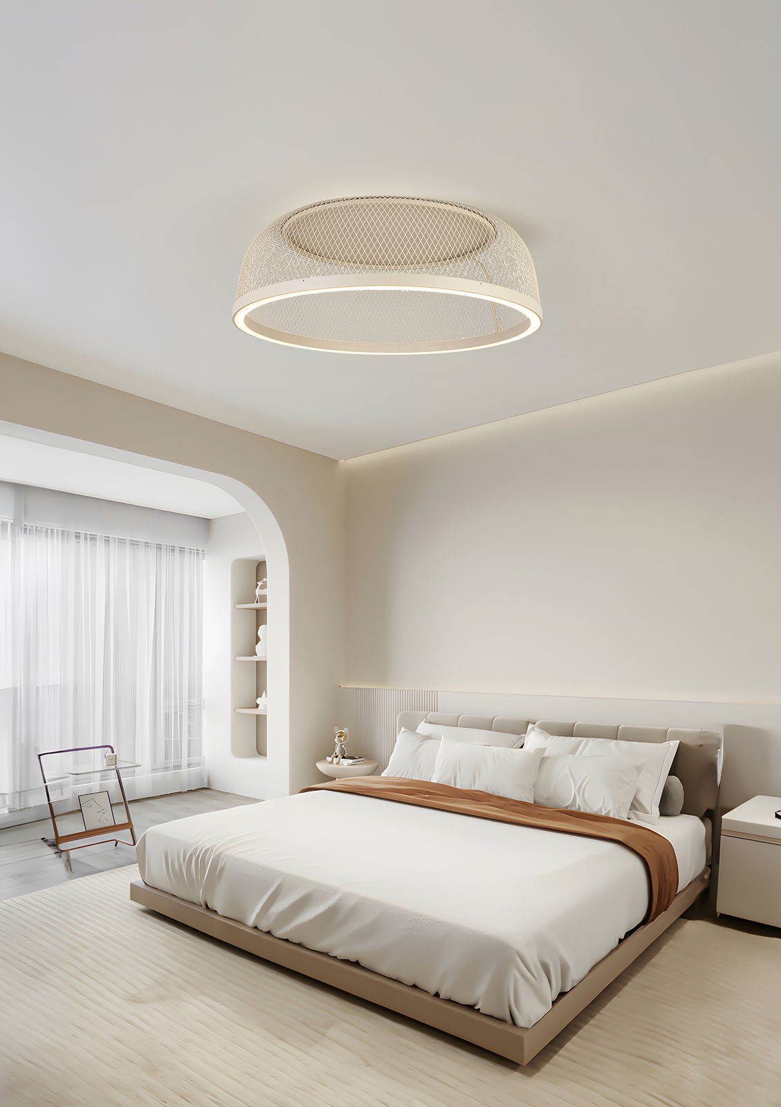 Moderne LED-Deckenleuchte in einem stilvollen Schlafzimmer, von unten betrachtet.