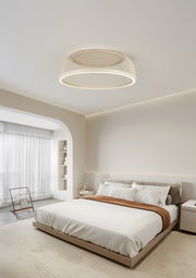 Moderne LED-Deckenleuchte in einem stilvollen Schlafzimmer, von unten betrachtet.