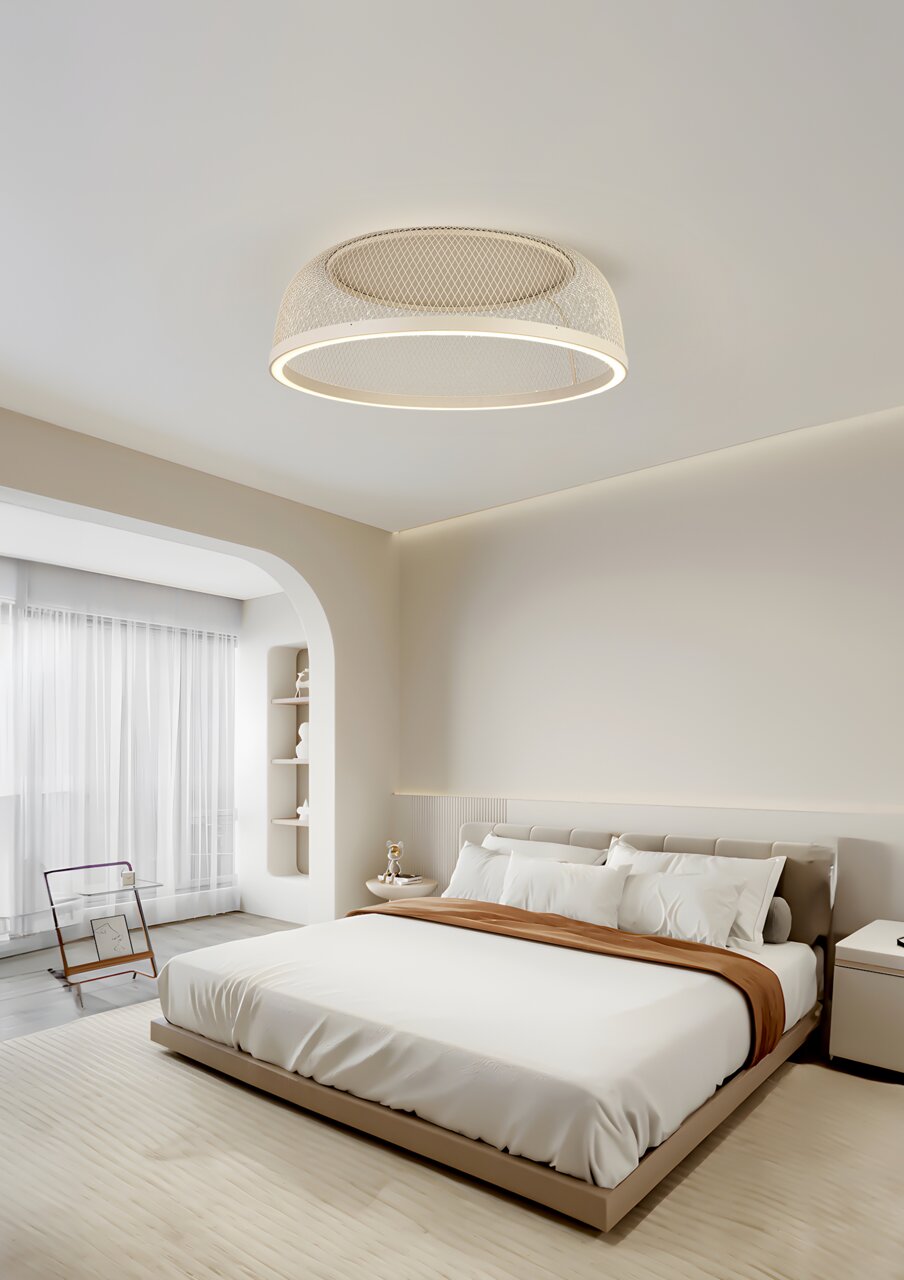 Moderne led-plafondlamp in een stijlvolle slaapkamer, van onderaf gezien.