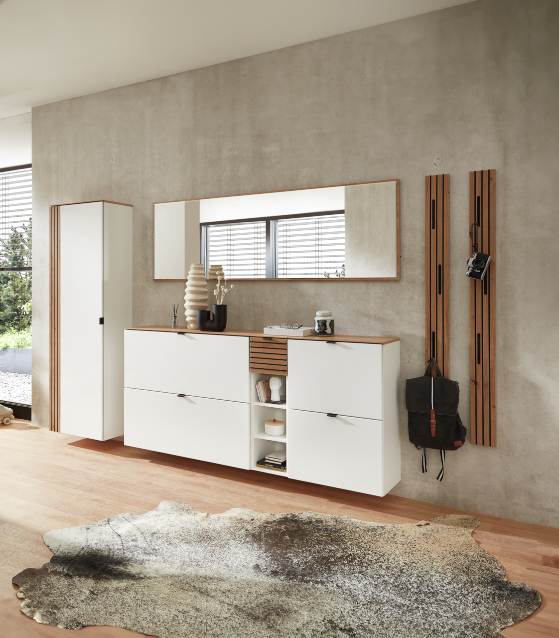 Voleo Garderoben-Set DIANA Moderne Garderobeneinrichtung in Weiß mit hängendem Schuhschrank, Spiegel und Garderobenpaneel, seitliche Perspektive.