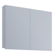 Hellgrauer, minimalistischer Wandschrank mit glatten Fronten, in schräger Vorderansicht (leicht von links) freigestellt auf weißem Hintergrund
