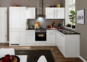 Moderne weiße Küche mit Eckunterschrank, Herd und Spüle, aus der Perspektive des Essbereichs fotografiert.
