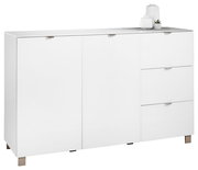 Weißes Sideboard mit zwei Türen und drei Schubladen, seitliche Perspektive, dekoriert mit Vasen auf der Oberseite.