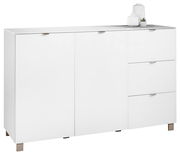 Weißes Sideboard mit zwei Türen und drei Schubladen, seitliche Perspektive, dekoriert mit Vasen auf der Oberseite.