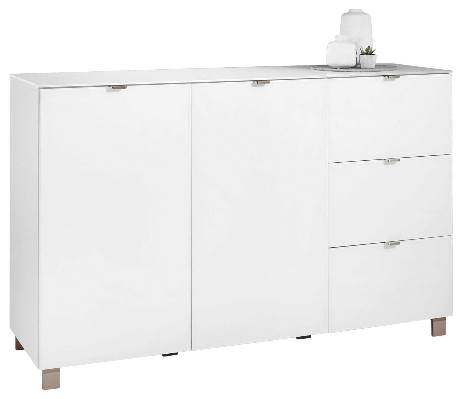 Weißes Sideboard mit zwei Türen und drei Schubladen, seitliche Perspektive, dekoriert mit Vasen auf der Oberseite.