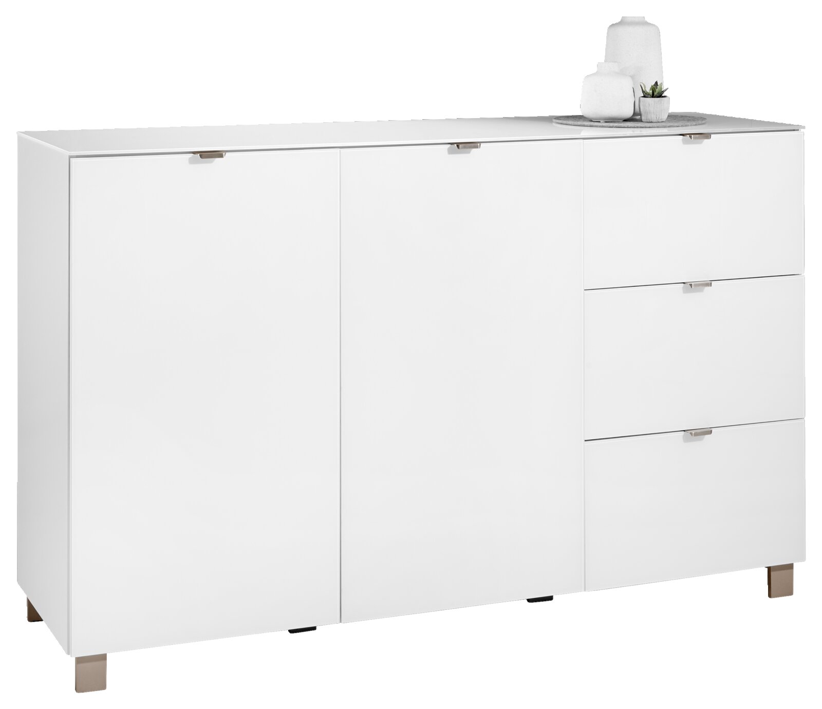 Weißes Sideboard mit zwei Türen und drei Schubladen, seitliche Perspektive, dekoriert mit Vasen auf der Oberseite.