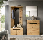 Frontalansicht einer modernen Garderobenkombination aus hellem Holz mit schwarzem Paneel, Hutablage und Haken sowie passender Kommode und Wandspiegel im Flur