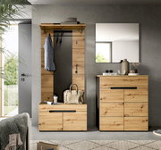 Frontalansicht einer modernen Garderobenkombination aus hellem Holz mit schwarzem Paneel, Hutablage und Haken sowie passender Kommode und Wandspiegel im Flur