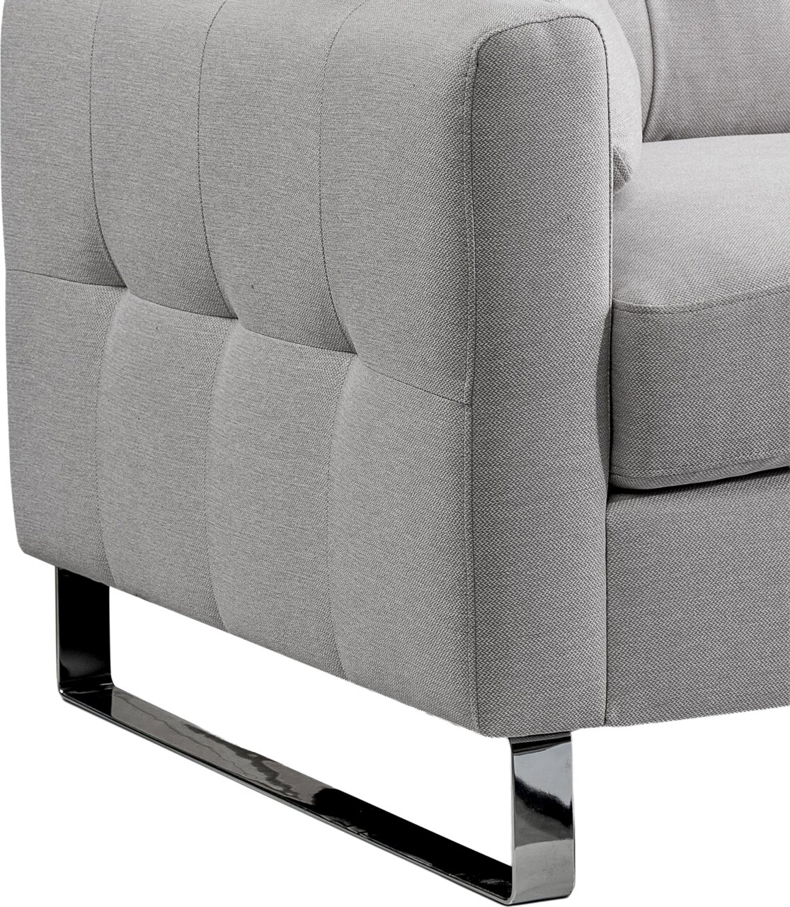 Detailaufnahme eines hellgrauen, gepolsterten Stoffsofas mit gesteppter Seitenpartie und glänzendem Metallkufenfuß, seitliche Perspektive