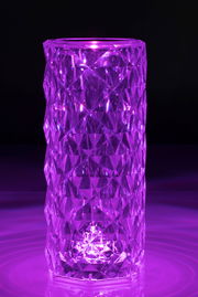 LED-Dekoleuchte in zylindrischer Form mit facettiertem Design, leuchtend in violettem Licht, seitliche Perspektive